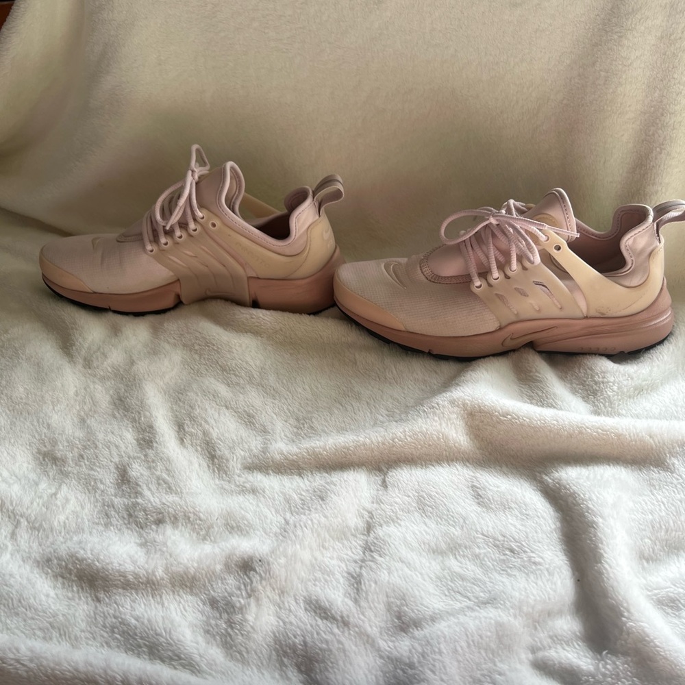 Nike Women's Athletic Shoes - Light Pink